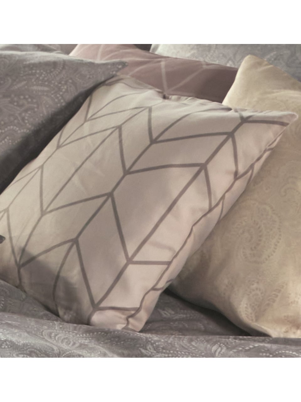 Living Dreams Feinsatin-Kissenhülle in Silver/Geometric